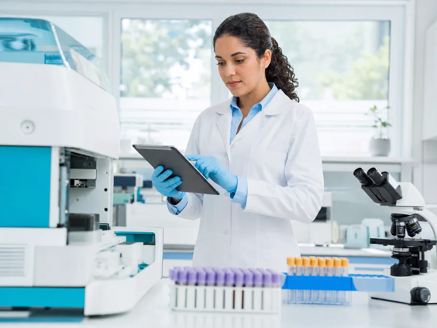 Profissional em laboratório clínico operando equipamentos de análise